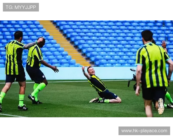 点球大战惊艳庆祝动作引爆全场队友围绕热烈祝贺气氛高涨