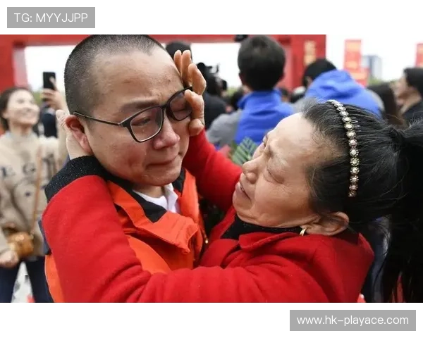 转会费致谢绕场真情流露感动全场观众泪洒赛场时刻难忘瞬间温暖心